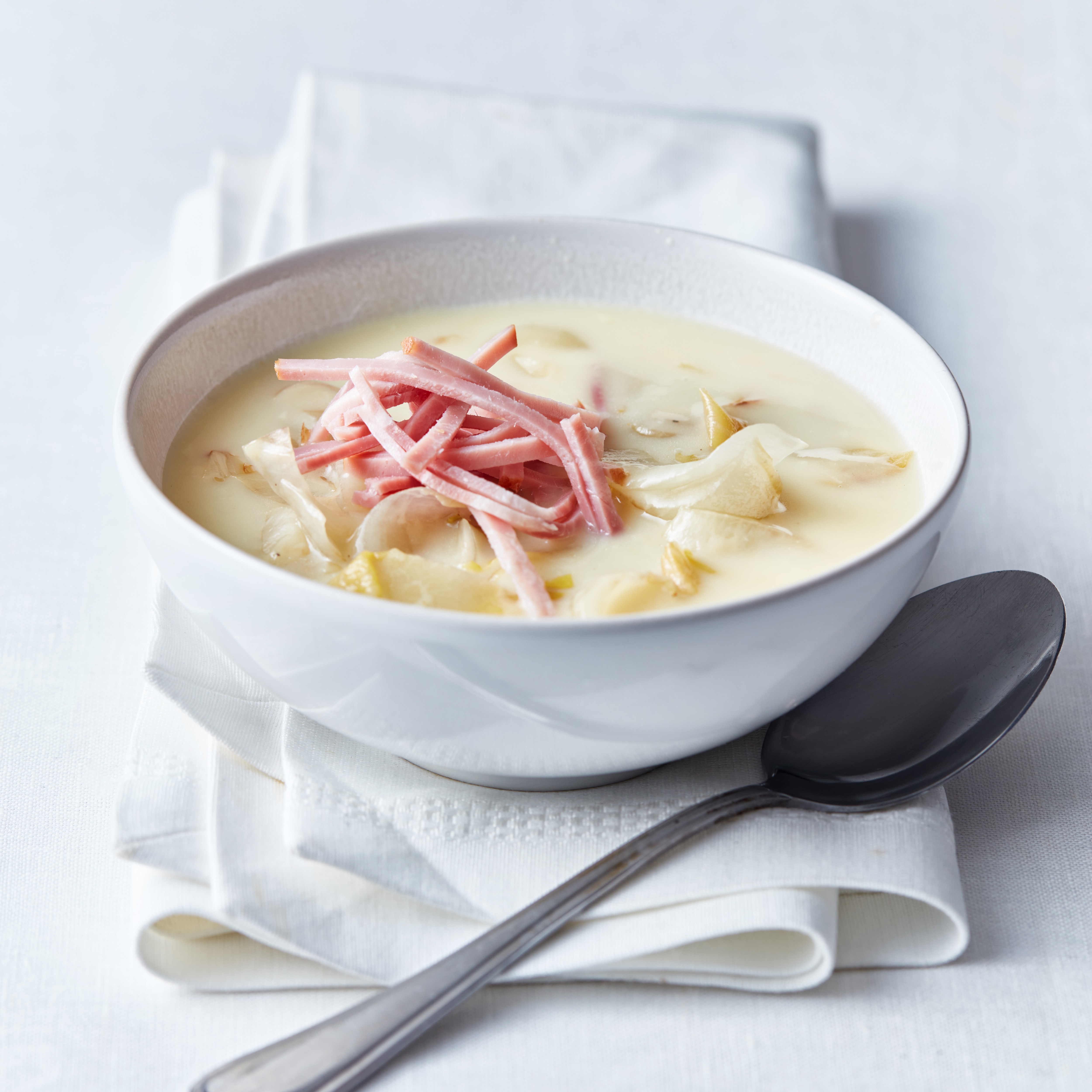 Kaassoep met gestoofde witlof en ham